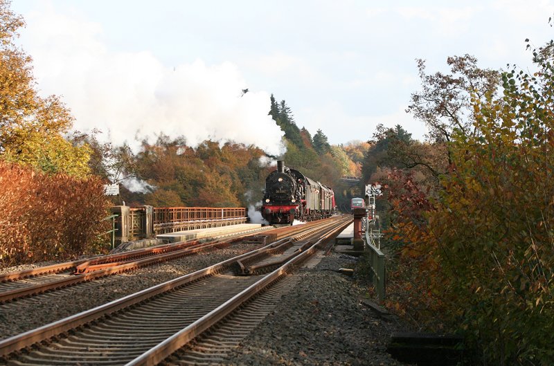 Die 38-2267 �berquert die M�ngstener Br�cke am 25.10.09 
