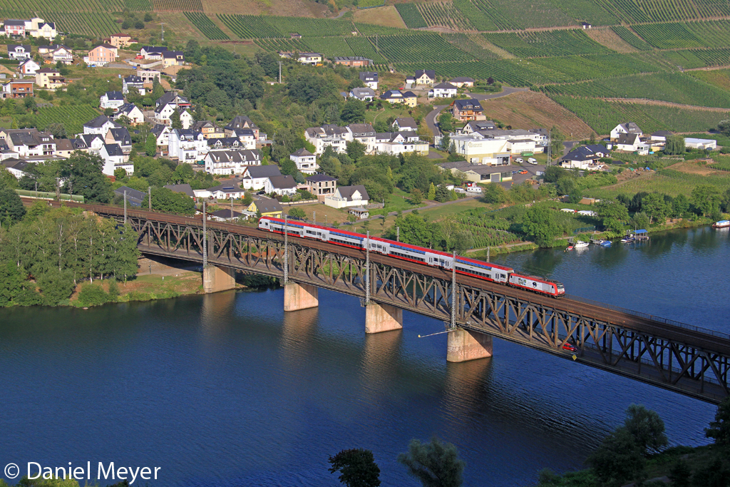 Die 4004 mit dem RE nach Koblenz auf der Doppelstockbr�cke von Bullay am 03,09,12