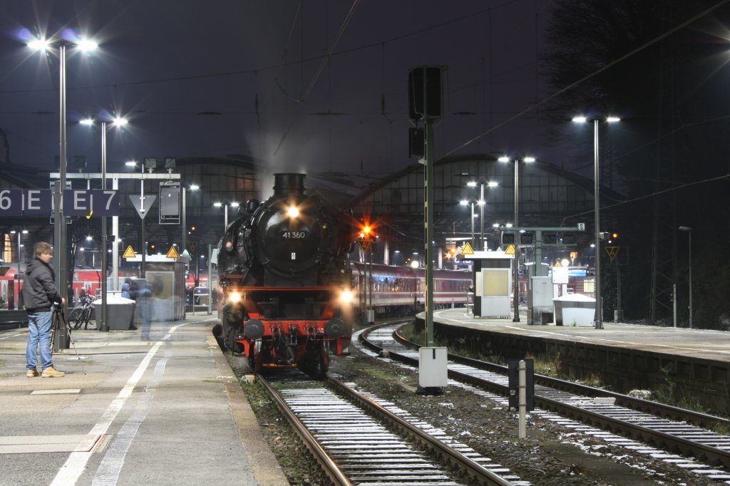 Die 41 360 am 28.11.2010 um 17:21 Uhr mit einem Sdz f�r den Aachener Weihnachtsmarkt in Aachen Hbf.