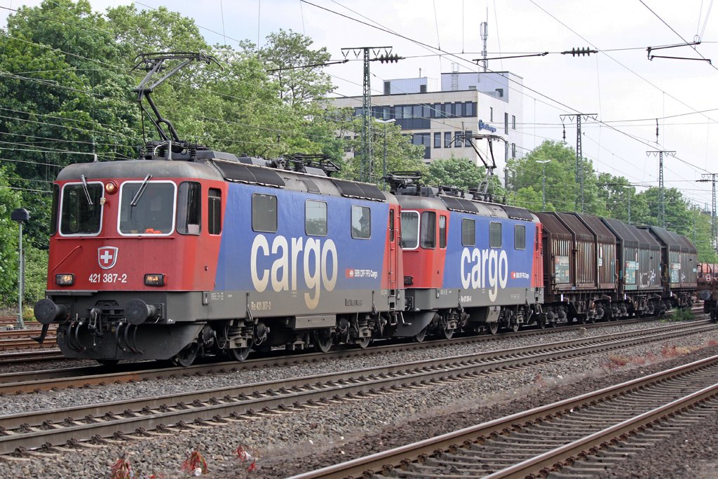 Die 421 387-2 und 421 xxx-x in K�ln West am 02,06,10