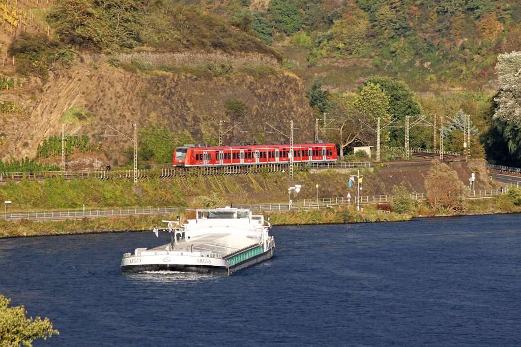 Die 425 127-8 und die Argus in Winningen ( Mosel ) am 10,10,11
