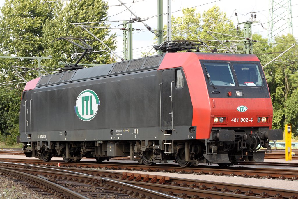Die 481 002-4 der ITL in Hamburg-Waltershof G�terbahnhof bei der Einfahrt am 26.08.09 