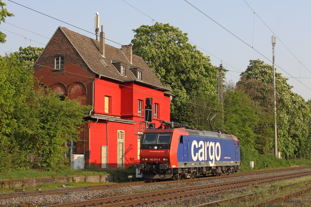 Die 482 015-5 in Ratingen Lintorf am 21,04,11