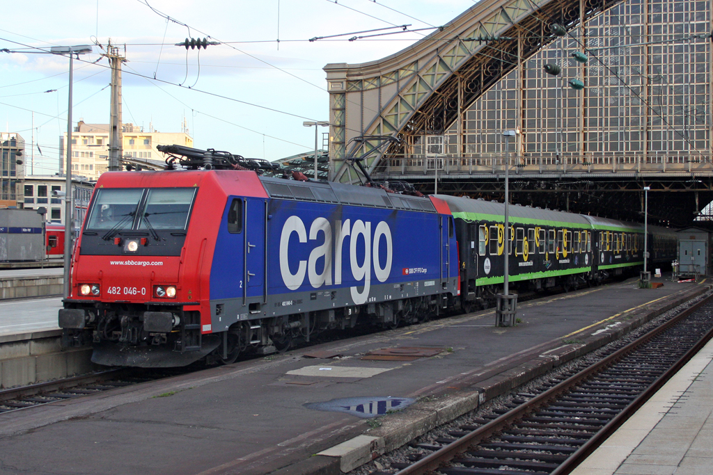 Die 482 046-0 mit einen Sonderzug in K�ln Hbf am 03,10,10