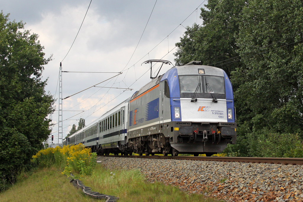 Die 5 370 001 mit dem EC 45 Berlin-Warschau in Erkner am 19,08,11