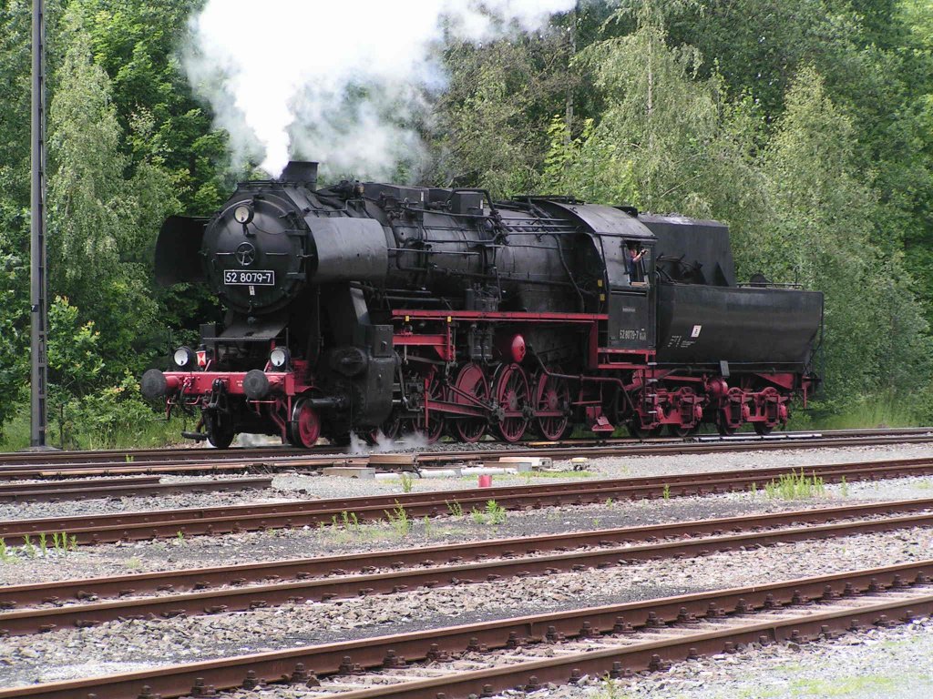 Die 52 8079-7 rangiert in Neuenmarkt Wirsberg. Sie f�hrte einige Sonderz�ge �ber die Schiefe Ebene. Die Pfeife der Lok war so stark das man in 5 meter entfernung noch ein leichtes Vibriren in der magengrube hatte.

Patrick E. 
