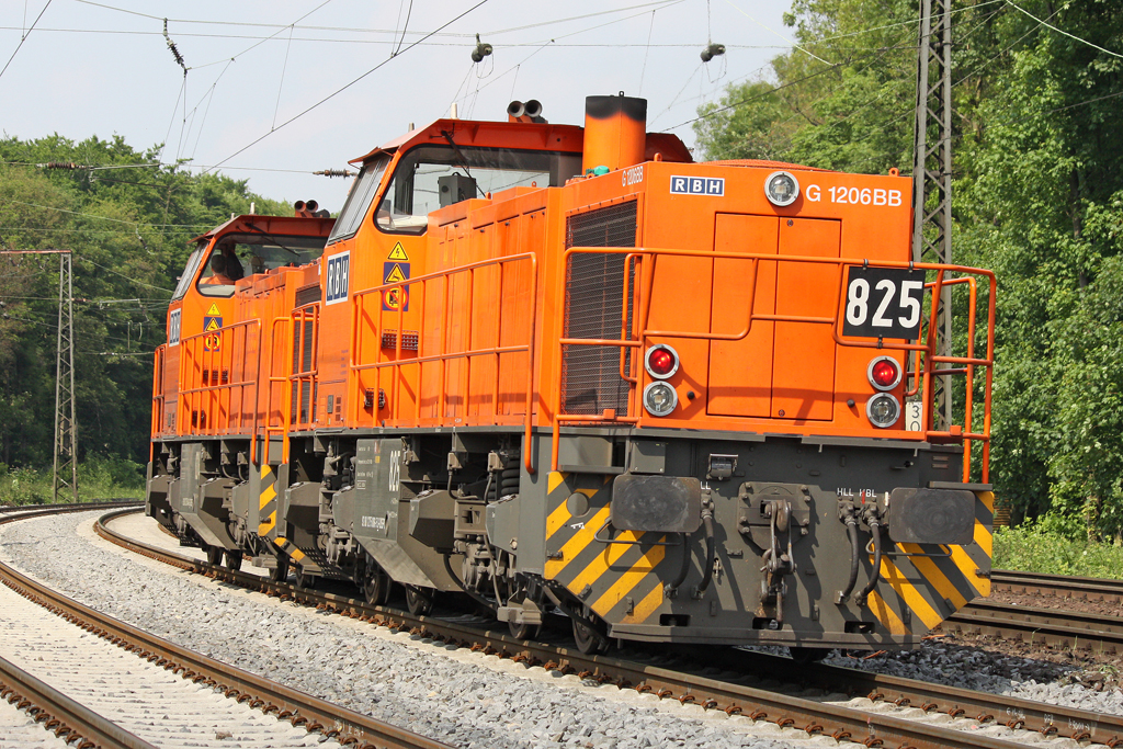 Die 825 der RBH in Duisburg Neudorf am 28,05,10