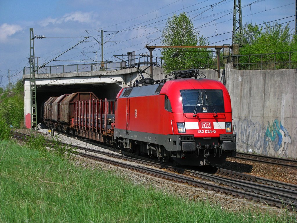 Die Baureihe 182 von DB Schenker ist nicht mehr so oft im S�dlichen Bereich zu sehen.
An diesem Tag kam die 182 024 mit einem Gemischten G�terzug.
Aufgenommen am 24.04.2009.