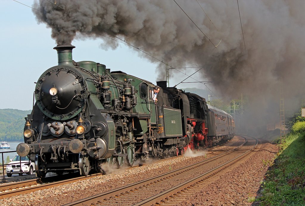 Die bayr. S3/6 verl�sst zusammen mit 01 2066-7 Linz , aufgenommen in Dattenberg/Wallen am 30.04.2011