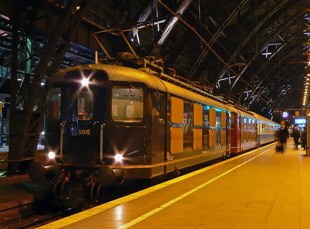 Die beiden Re 4/4 der Centralbahn mit Eurostrand Partyzug in K�ln Hbf. am 07.11.2010