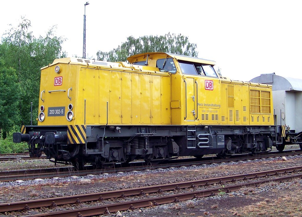 Die Br 203 302-5 zieht den Spritzzug. (10.06.10)