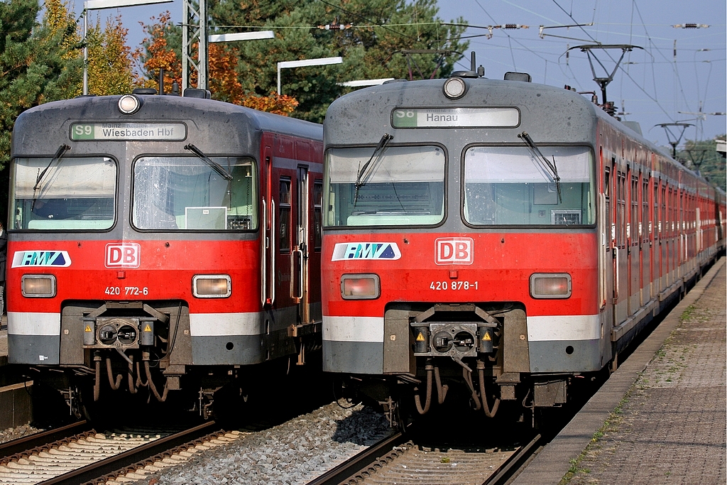Die BR 420 772-6 mit der BR 420 878-1 beim Meet and Greet in Raunheim aufgenommen am 13.10.2010.