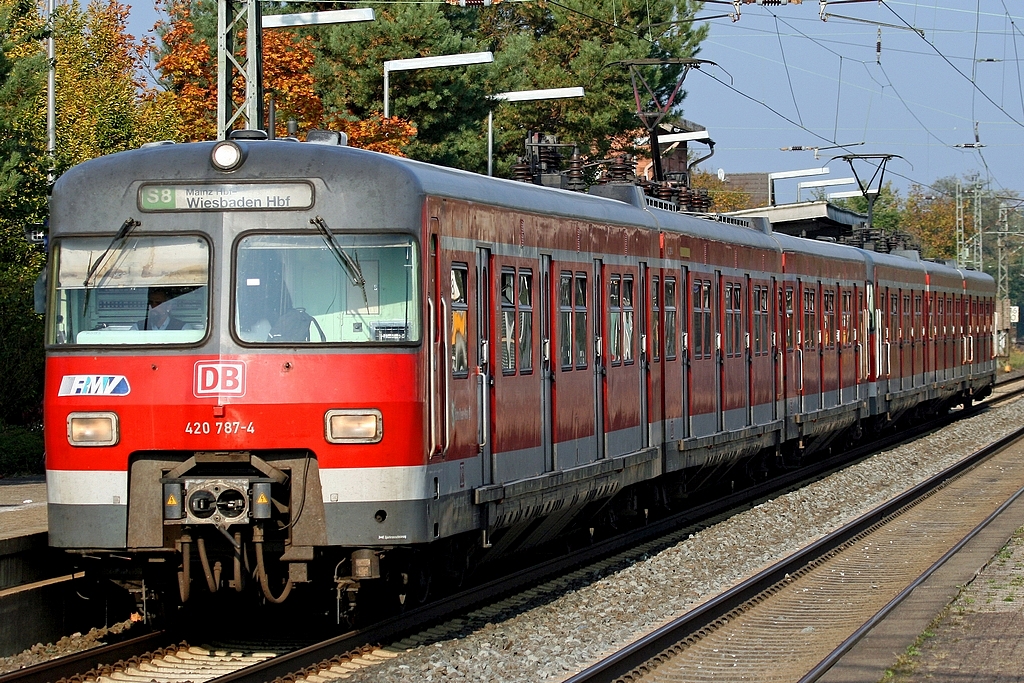 Die BR 420 787-4 in Raunheim aufgenommen am 13.10.2010.