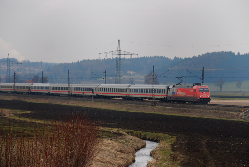 Die CEWE-Fotobuch, 101 109-7, aufgenommen auf der Fahrt Richtung M�nchen am 03.04.12, kurz vor Burgau.
