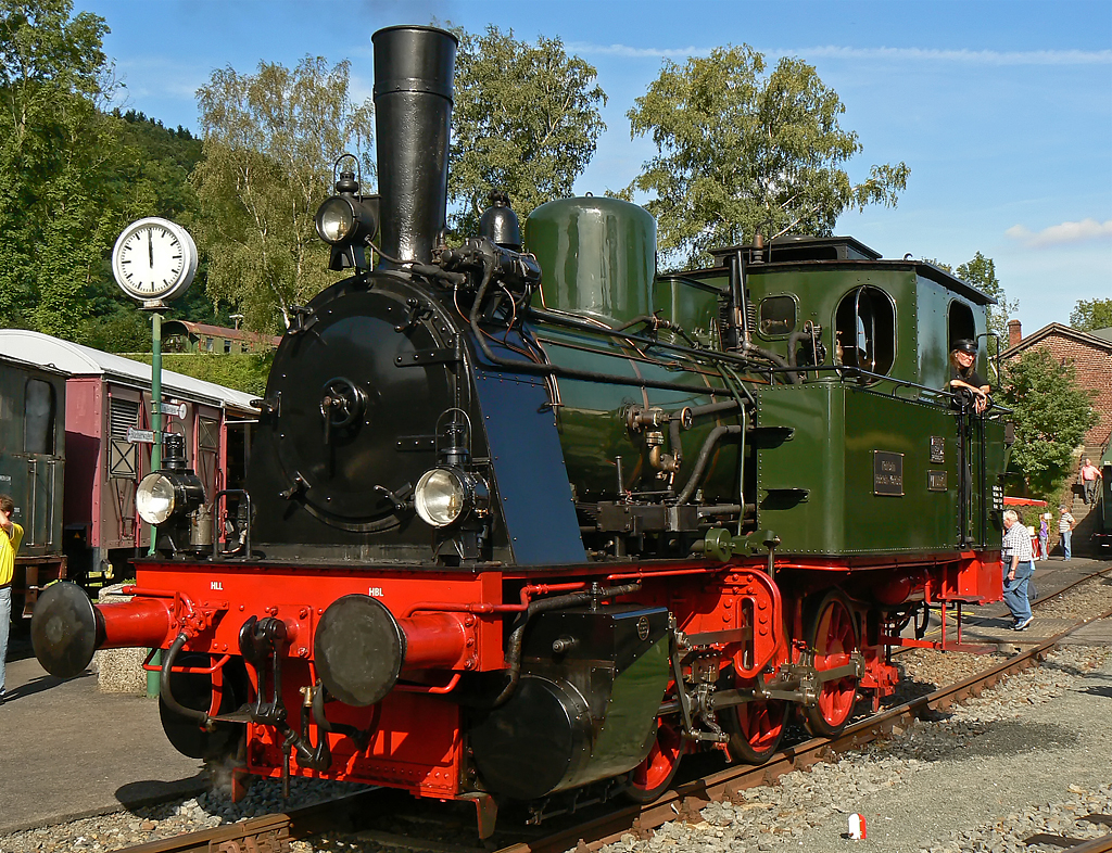 Die Dampflok  Waldbr�hl  (Bj.1914) in ihrer vollen Pracht (HU im Jahre 2008 bekommen) in Dieringhausen am 11.09.2010