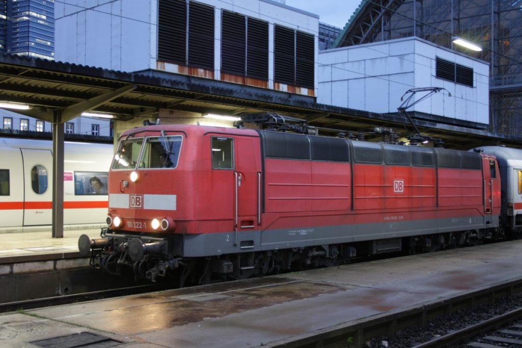 Die DB181 222-1 steht ganz fr�h morgens in Frankfurt am Main Hbf und wartet mit ihrem IC in Richtung Saarbr�cken auf zu machen. 

Patrick E.