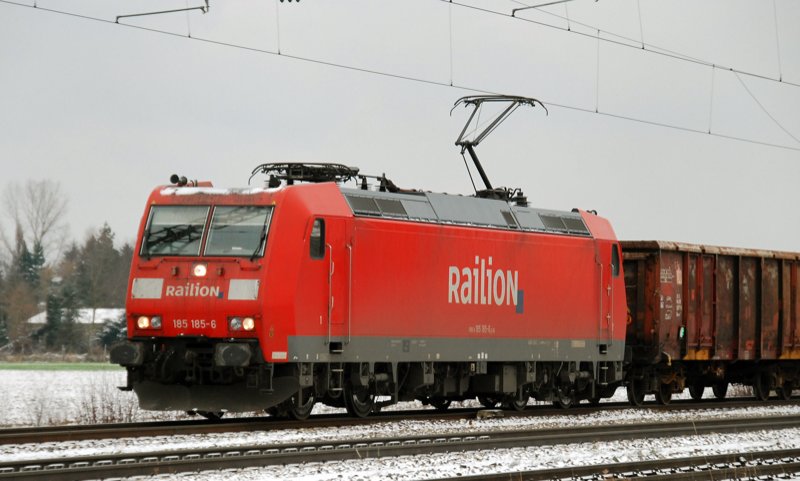 Die Doppel 185er! 185 185-6, aufgenommen am 14.12.09, bei der Durchfahrt durch Gersthofen, Strecke Donauw�rth-Augsburg.