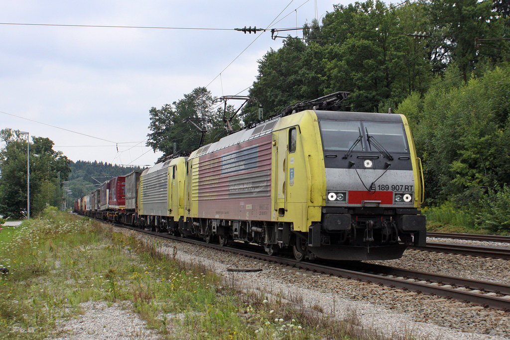 Die E 189 907 RT und 189 xxx in A�ling (Oberbay) am 30,07,11 