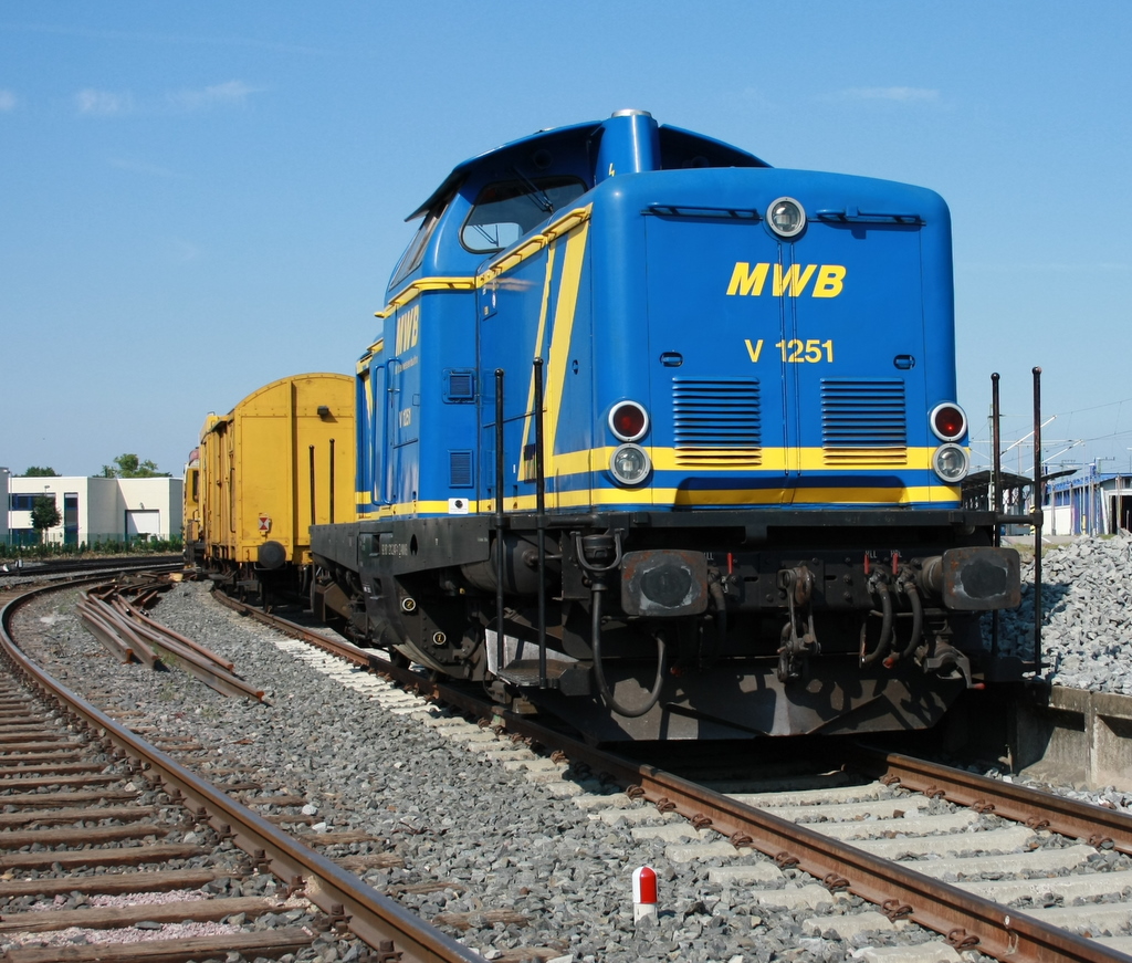 Die ehemalige 212 247 ist jetzt MWB V1251 und steht am 24.06.2010 im Bahnhof Frankfurt H�chst