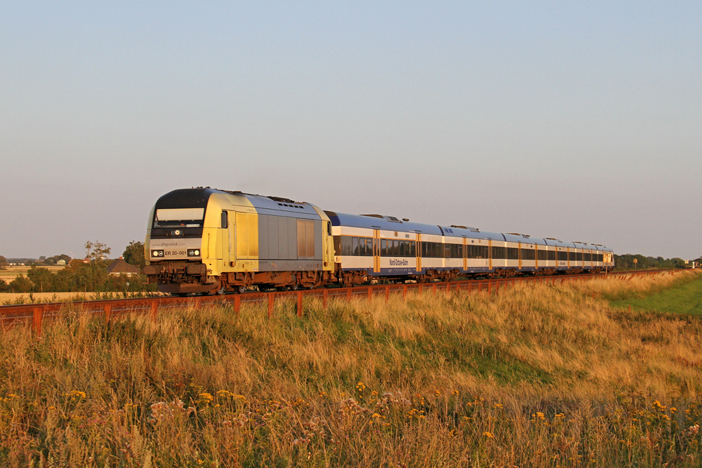 Die ER20-001 bei Klanxb�ll mit der NOB Richtung Westerland (Sylt) am 13.08.2012