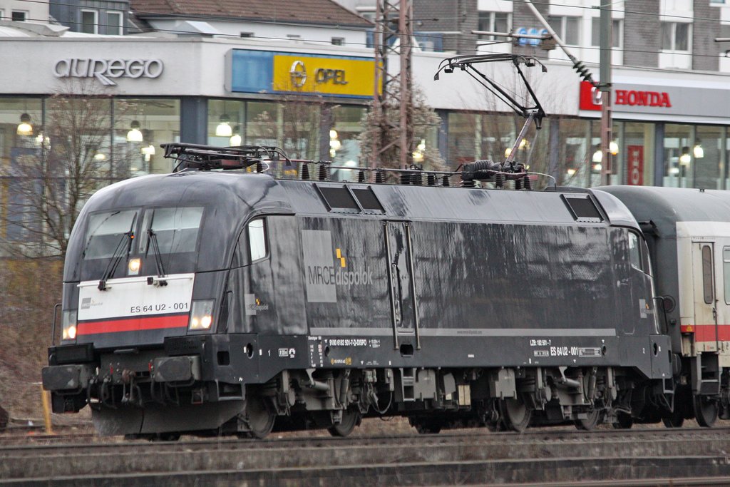 Die ES 64 U2-001 (182 501-7) mit IC 2862 in Wuppertal Steinbeck am 28,02,10