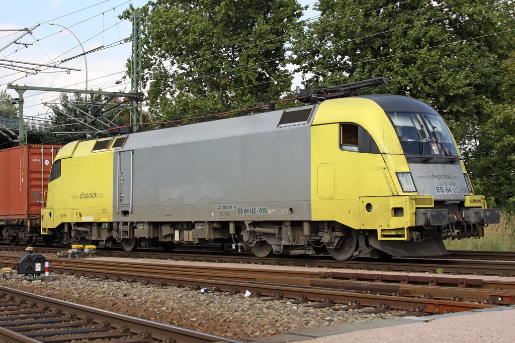 Die ES 64 U2-010 in Hamburg-Waltershof G�terbahnhof bei der Einfahrt am 26.08.09 