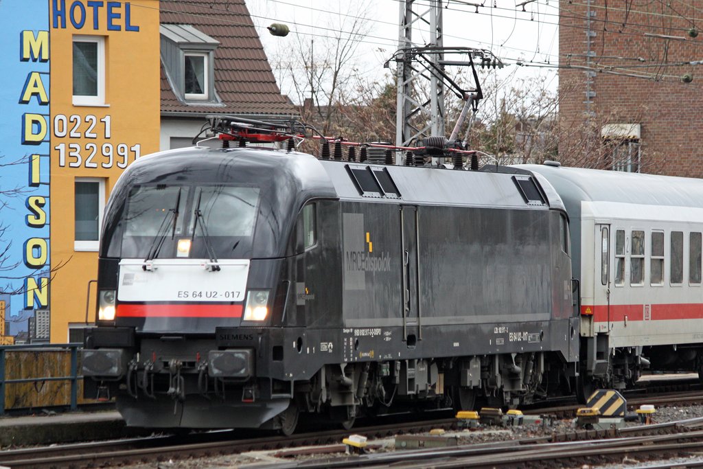 Die ES 64 U2-017 (182 517) bei der Einfahrt in K�ln Hbf am 28,02,10