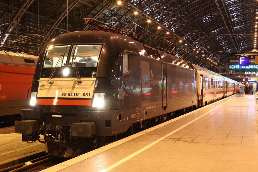Die ES 64 U2-061 (182 561-1) mit IC 1817 in K�ln Hbf am 28,02,10
