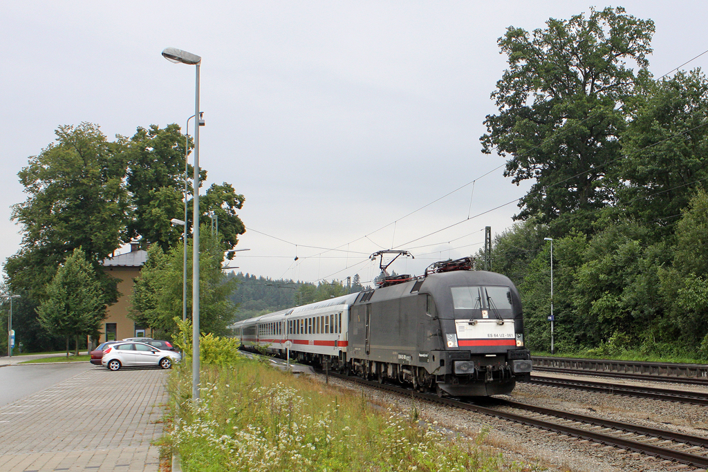 Die ES 64 U2-061 in A�ling (Oberbay) am 30,07,11 