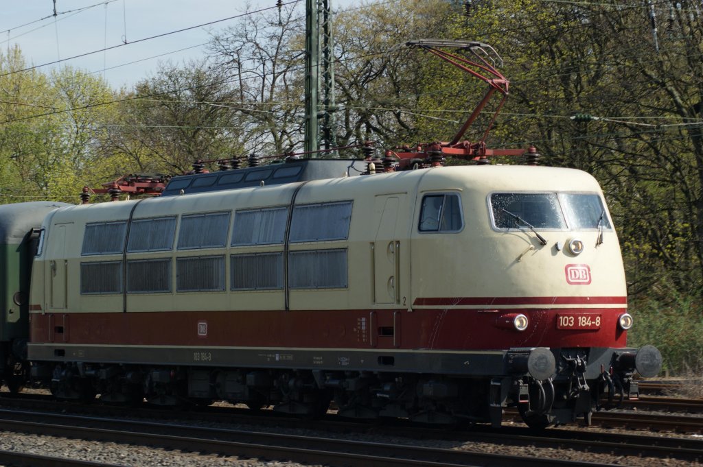 Die frisch geputzte 103 184 f�hrt am 09.04.2010 mit einer Sonderzuggarnitur durch den Bahnhof K�ln West
