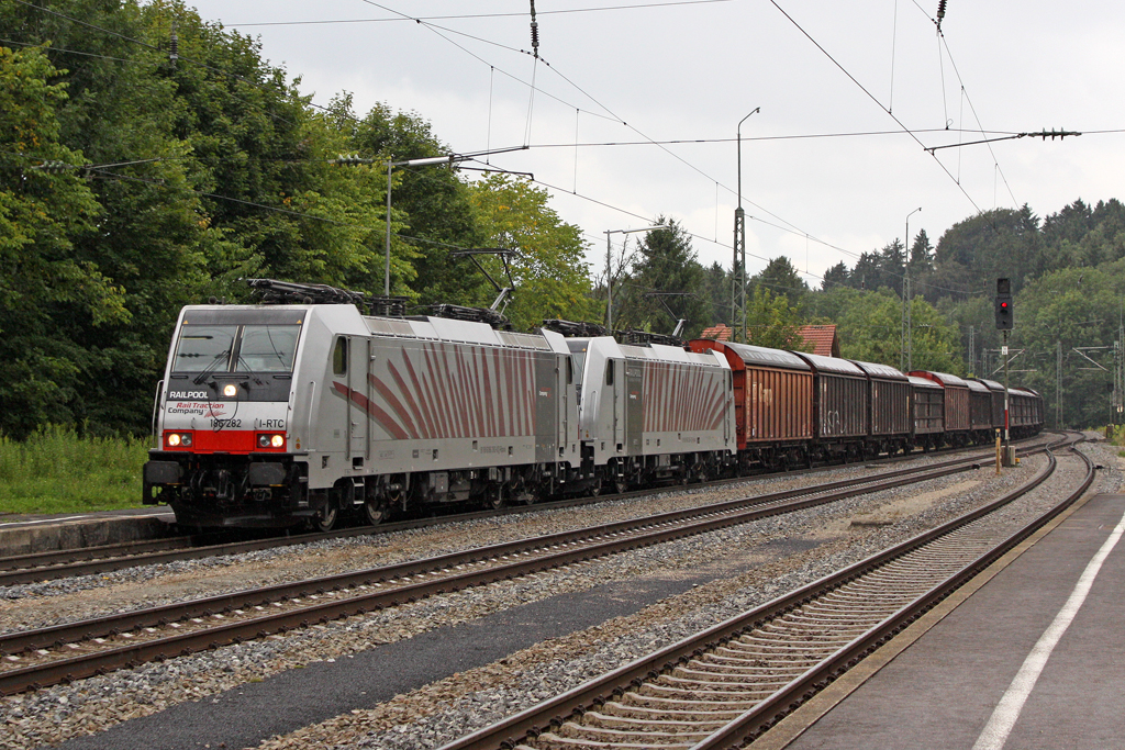 Die Lokomotion 186 282 und 186 285 in A�ling (Oberbay) am 29,07,11