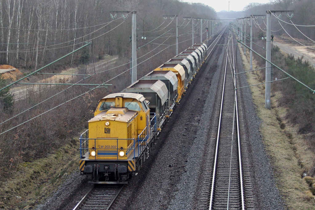 Die LW 203.002 ( ex. DR 202 335 ) der RWE Power / Rheinbraun bei Kerpen Buir am 09,03,12 