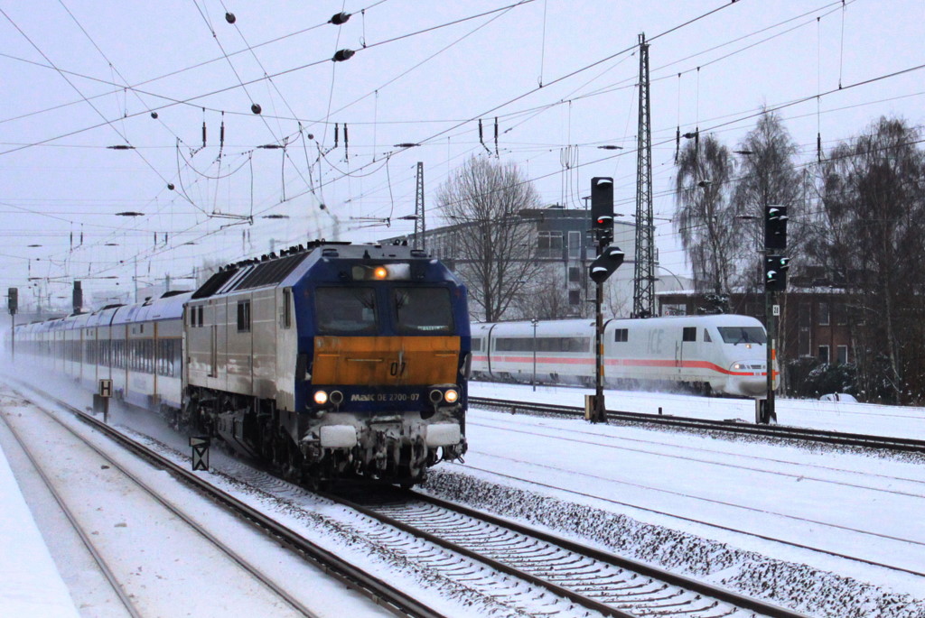Die MAK DE2700 oo7 dr�hnt am Bahnhof Hamburg Eidelst�dt vorbei.