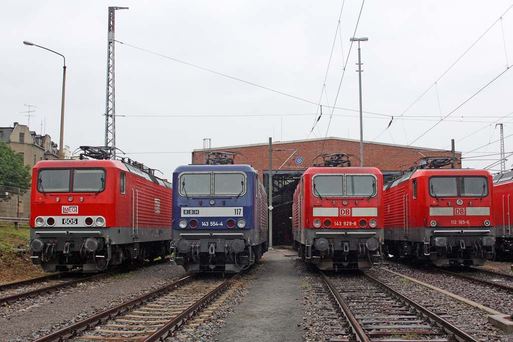 Die MEG 605 ( 143 344-0 ) , RBH 117 ( 143 554-4 ) , 143 929-8 und 112 165-6 beim Sommerfest im DB Museum / DB Regio Werk Halle (Saale) am 02,07,11