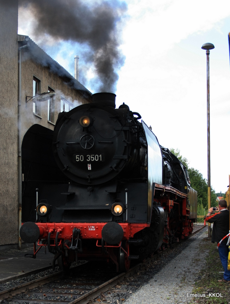 Die Meiniger 50 3501 hat noch die gro�en Windleitbleche und demonstrierte am 04.09.2010 wie Anzugsstark sie ist, indem sie im Meinger DLW sehr scharf beschleunigt.