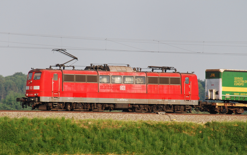 Die Morgensonne brachte es ans Licht! Vorher  Railion , jetzt  DB . 151 157-5, aufgenommen am 13.05.11, kurz nach Burgau.
