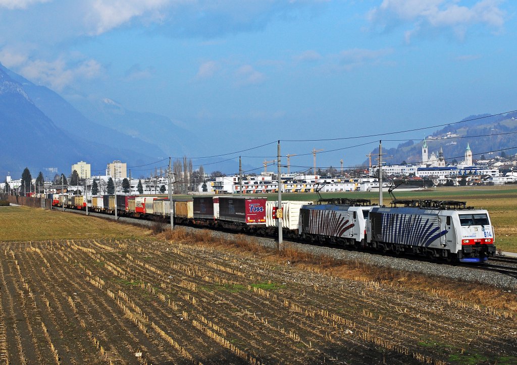Die neuen Zebras der 189er Familie sind mit einem KLV Zug zum Brenner unterwegs.
In Schwaz konnte dieser Zug im letzten Licht festgehalten werden.
Aufgenommen am 19.02.2011.