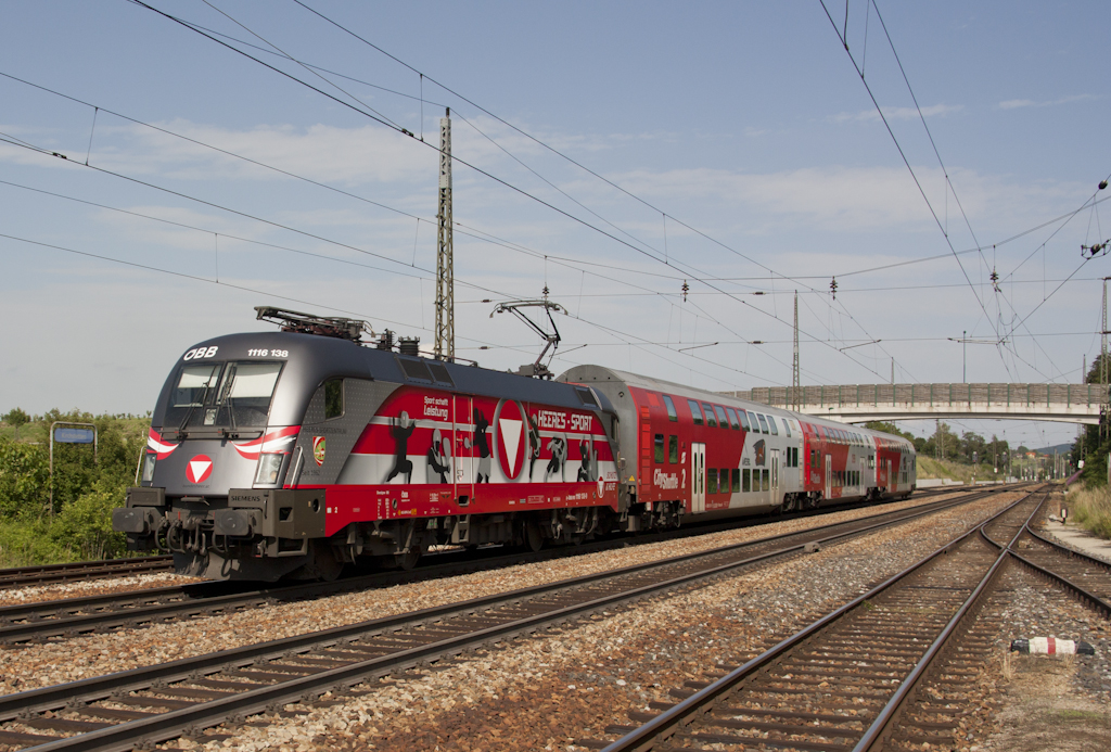 Die neueste Werbe-1116 der �BB auf ihrer Planeinsatz-Jungfernfahrt: Die f�r den seit 1962 bestehenden Heeressport Werbung tragende 1116 138 bei Kirchstetten am R 2030 (Wien - St. P�lten).