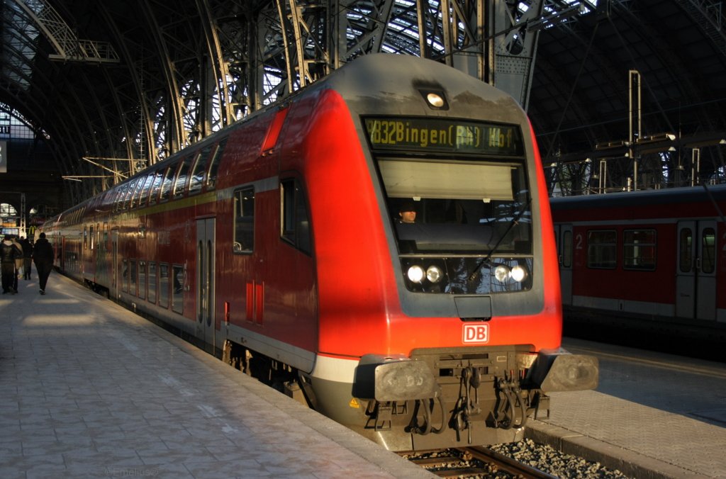 Die nur im Berufsverkehrs erreichte RB 32 wartet in Frankfurt am Main Hbf auf Abfahrt nach Bingen (Rhein)

Patrick E. 