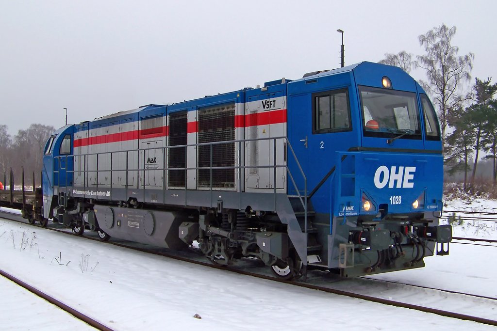 Die OHE 1028 wartet mit einen Panzerzug im Bahnhof Munster. (21.01.10)