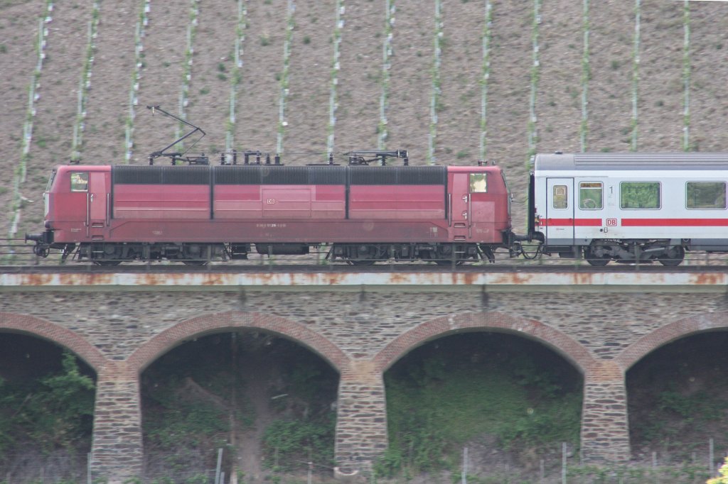 Die Orientrote 181 215 am 24.5.10 auf dem Hangviadukt in P�nderich