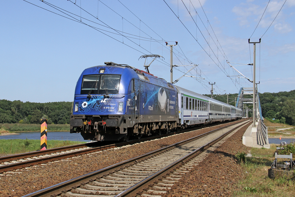 Die PKP 370 010 am Deutschen Grenzstein an der Oderbr�cke in Frankfurt (Oder) am 22,08,12 