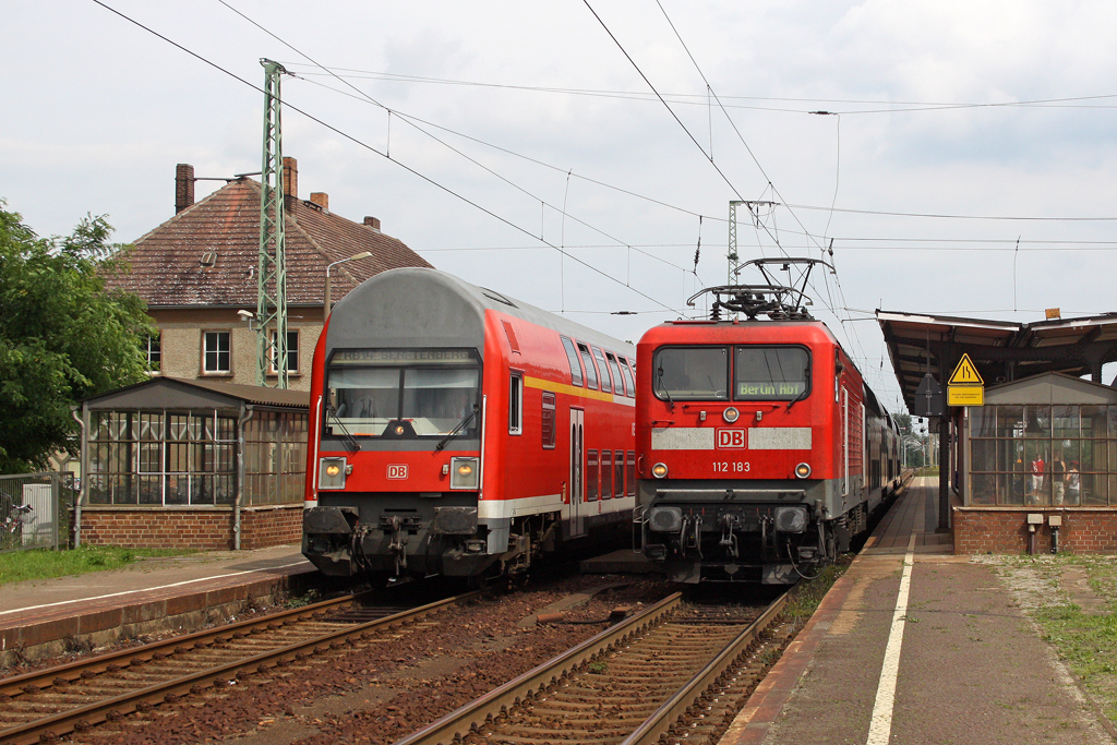 Die RB 14 nach Senftenberg neben der 112 183 mit dem RE nach Berlin Hbf in Calau (Niederl) am 17,08,11