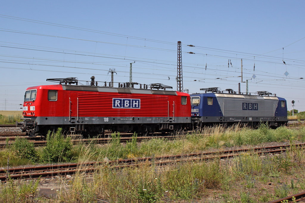 Die RBH 108 und 106 (143 916-5 u. 143 296-3) in Gro�korbetha am 09,07,10