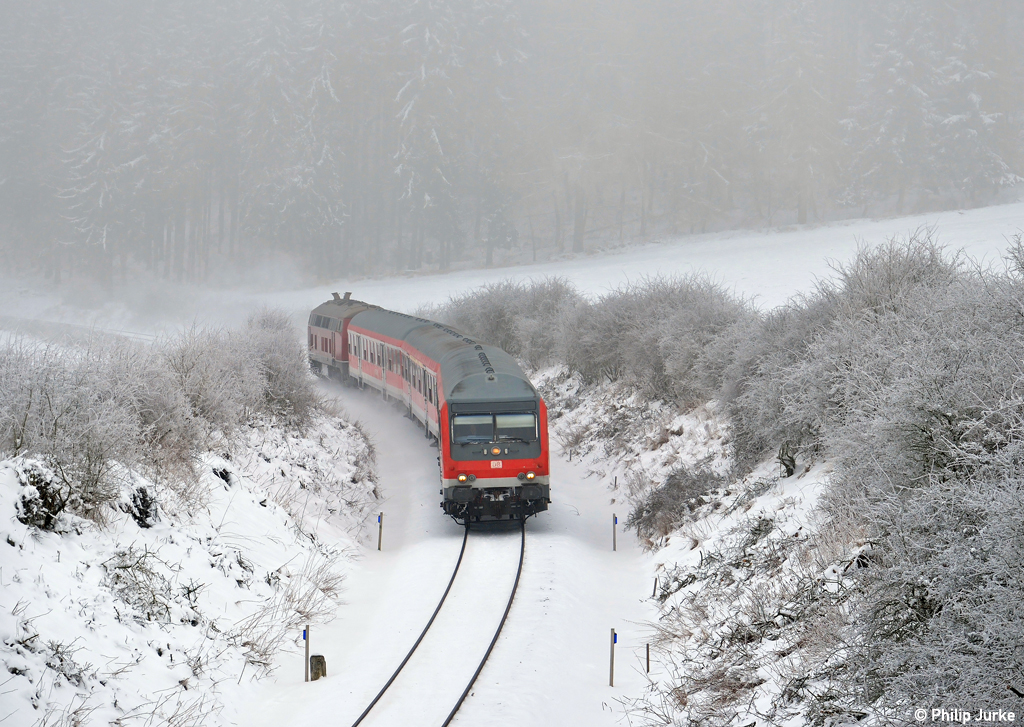 Die schiebende 218 387-9 mit der RB 23241 (Brilon Stadt - Korbach) am 10.02.2013 bei Rhena.