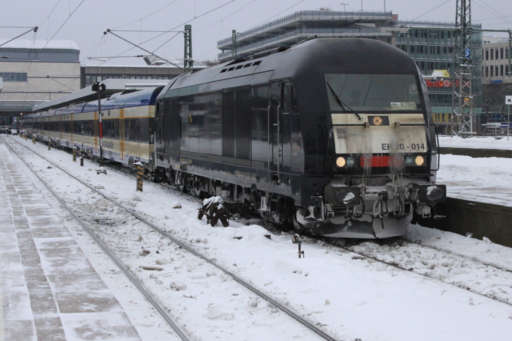 Die schwarze MRCE ER20 014 hat auf der Marschbahn die 218er mit Silberlingen abgel�st. Sie ist am 28.12.2010 gerade von der Tankstelle gekommen und rangierte in den Altonarer Bahnhof in Hamburg.