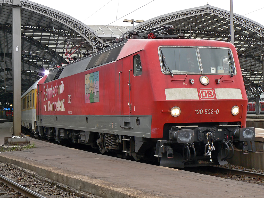 Die �berraschung schlechthin an diesem wolkigen Morgen , 120 502-0 der DB Systemtechnik mit dem Raillab am Haken , , K�ln Hbf am 21.04.2010