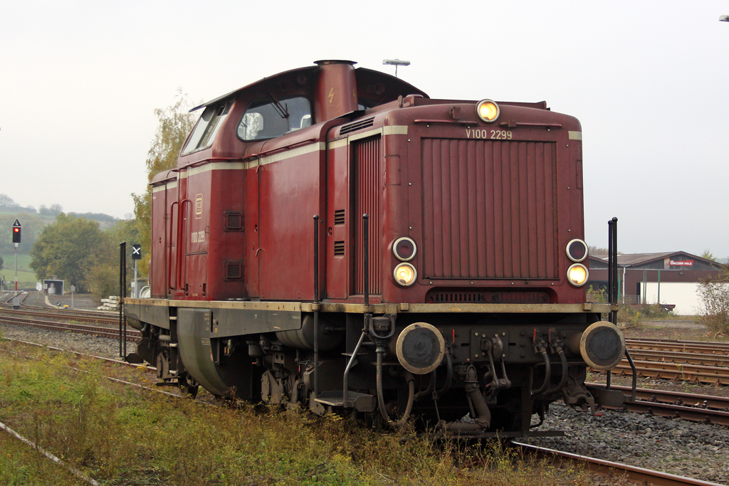Die V100 2299 in Frankenberg (Eder) am 23,10,10