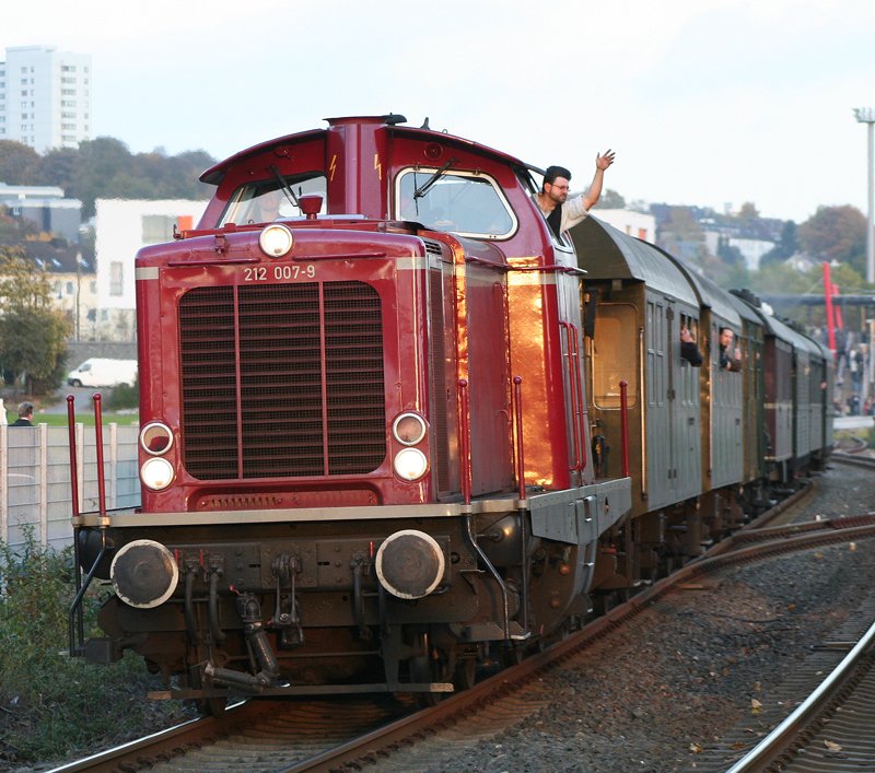 Die V100 grade nach der Ausfahrt von Remscheid Hbf in Richtung Solingen Hbf am 25.10.09 