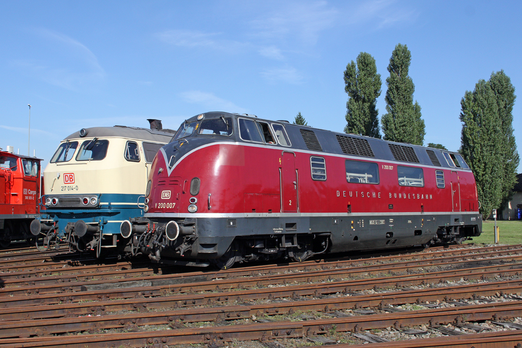 Die V200 007 neben 217 014-0 iim BW N�rnberg Gostenhof am 20,08,10